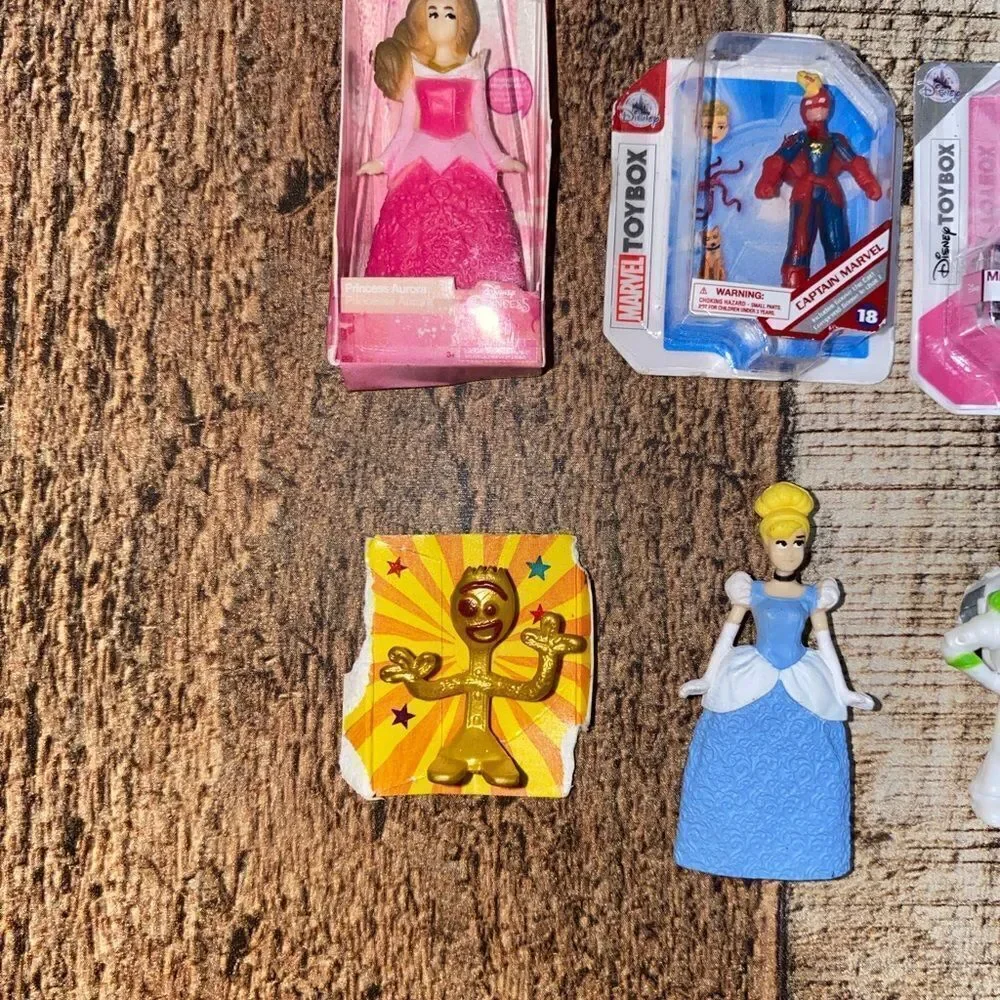 💜 zuru  mini brands lot of 9 figurines.